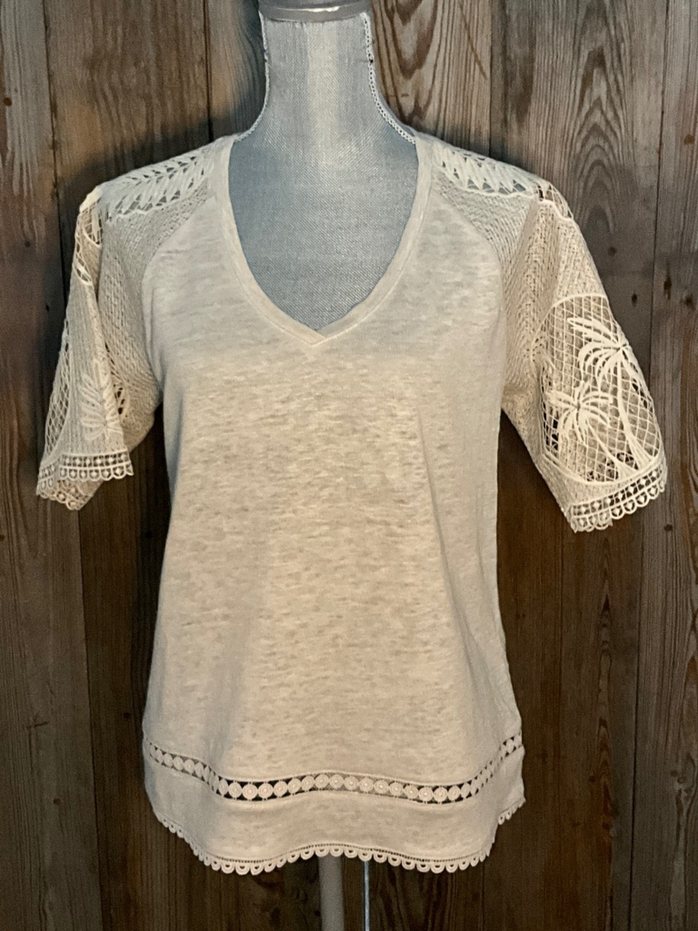 **Chico’s Ecru Boho Coastal Top Palm Tree Openwork Sleeves Size 1 (8/10) NWOT**
